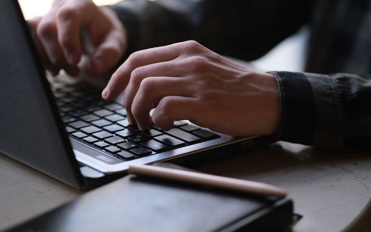 hombre con portátil