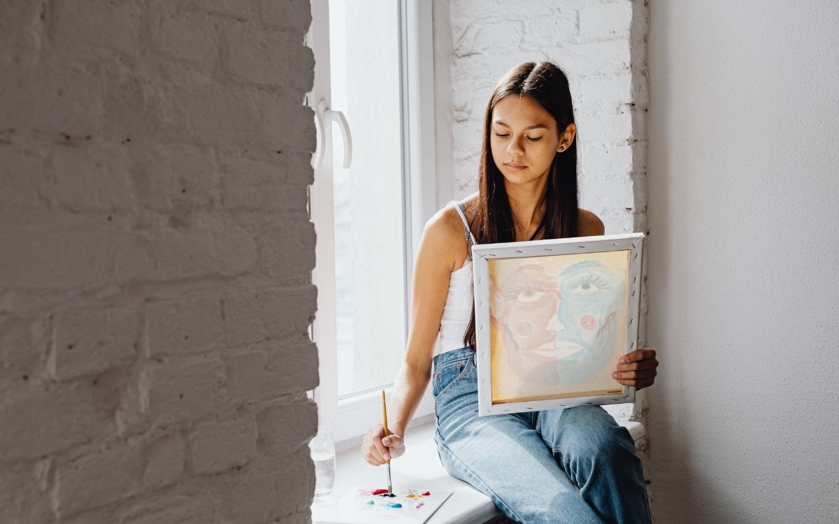 chica pintando cuadros